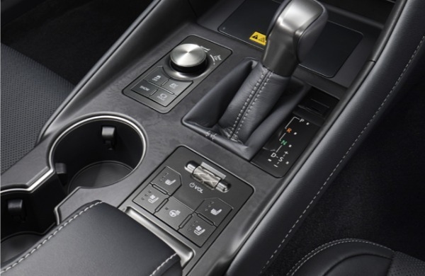 スポーティな内外装デザインと走る楽しさを熟成した進化版レクサスISが発売。特別仕様車の“F SPORT Mode Black Ⅴ”も登場