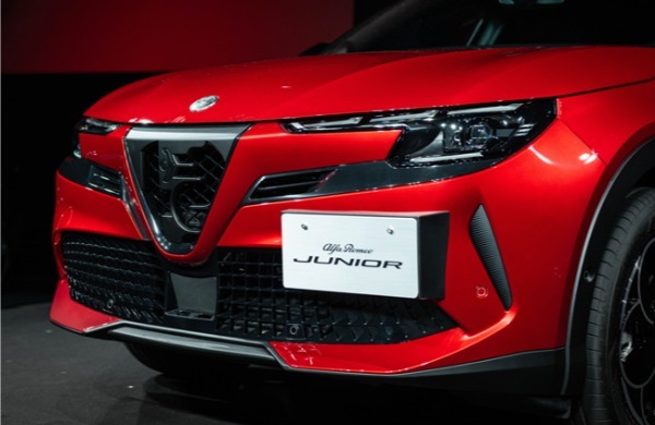 アルファロメオの新型コンパクトSUV「ジュニア」が待望の日本デビュー