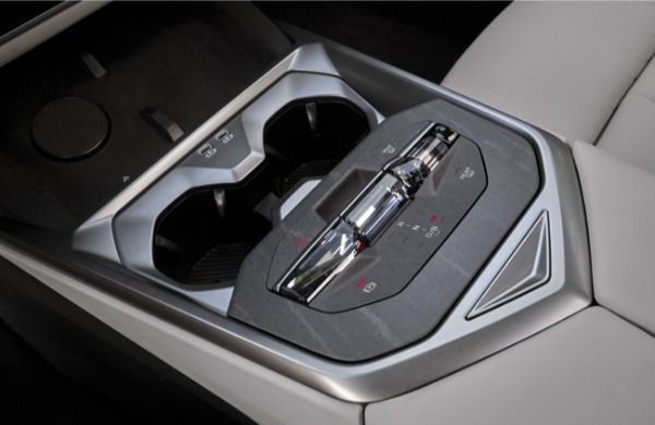 第5世代の新型BMWが本年8月に生産開始。パワートレインには48Vマイルドハイブリッド技術を採用したガソリンおよびディーゼルモデル、プラグインハイブリッドモデル、BEVモデルを設定