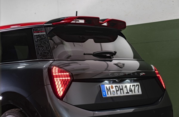 ミニ史上最速モデルの「ミニ・ジョン クーパー ワークスGP」の血統を受け継ぐ現行ミニ・クーパーの特別限定モデルが登場