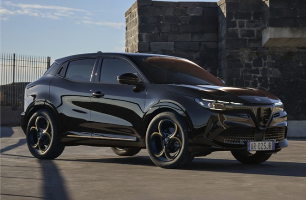 アルファロメオ・ジュニアの新ラグジュアリーグレード「インテンサ」が日本発売