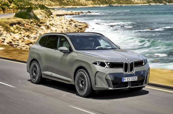 第5世代の新型BMWが本年8月に生産開始。パワートレインには48Vマイルドハイブリッド技術を採用したガソリンおよびディーゼルモデル、プラグインハイブリッドモデル、BEVモデルを設定
