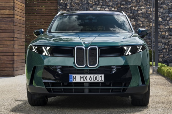 第5世代の新型BMWが本年8月に生産開始。パワートレインには48Vマイルドハイブリッド技術を採用したガソリンおよびディーゼルモデル、プラグインハイブリッドモデル、BEVモデルを設定