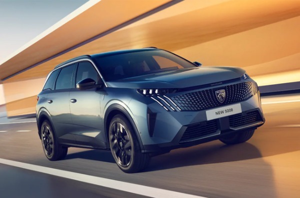 プジョーの3列シート7名乗りSUVの新型5008ハイブリッドが日本デビュー