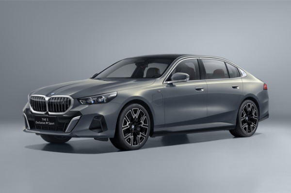 BMW5シリーズのロングホイールベースモデルが日本デビュー。48Vマイルドハイブリッドシステムを採用したガソリン仕様とピュア電気自動車のi5を設定