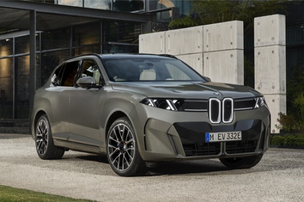 第5世代の新型BMWが本年8月に生産開始。パワートレインには48Vマイルドハイブリッド技術を採用したガソリンおよびディーゼルモデル、プラグインハイブリッドモデル、BEVモデルを設定