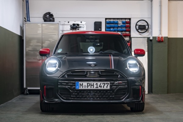 ミニ史上最速モデルの「ミニ・ジョン クーパー ワークスGP」の血統を受け継ぐ現行ミニ・クーパーの特別限定モデルが登場