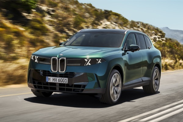 第5世代の新型BMWが本年8月に生産開始。パワートレインには48Vマイルドハイブリッド技術を採用したガソリンおよびディーゼルモデル、プラグインハイブリッドモデル、BEVモデルを設定