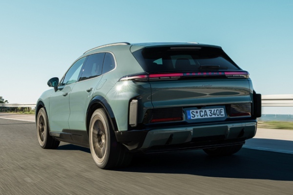 フル電動パワートレインを搭載したBEVモデルのポルシェ・カイエンが日本デビュー