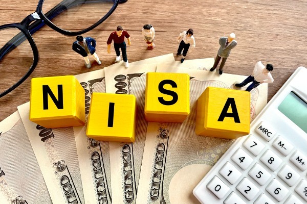 日本政府が「NISA拡充」を正式決定！恒久化、上限引き上げは実現される？