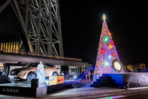 東京スカイツリータウンがクリスマス限定ライティングに。日産アリアやサクラから給電した電気でクリスマスツリーのイルミネーションが点灯