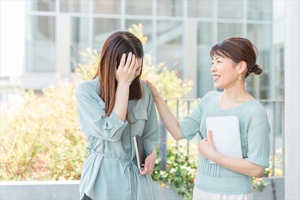 ストレスが多い悩みを先輩・頭に相談するビジネスウーマンと慰める女性（退職）