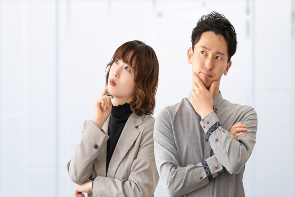 考えることをする男女2人のビジネスマン