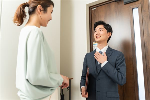若い日本人男性の営業マンと主婦