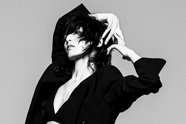 「アンフィルター」の美しさ　藤井萩花が9年ぶりの写真集『OIL』で表現した「女性の強さ」