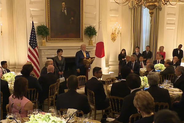 日米首脳の夕食会に「あの人」がいた　それでもソフトバンク株が下がる理由【いづも巳之助の一株コラム】