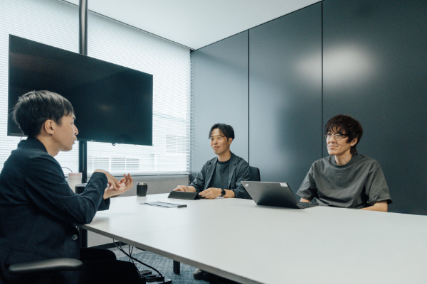 写真右からコマニー株式会社 設計本部 本部長の諸田直行氏、経営推進本部 PJ-CHANGE PgMOの戸室勝太氏、コアコンセプト・テクノロジー 製造DX事業本部 ソリューション1部 部長の今井啓介氏