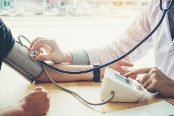 血圧が高いとどのような症状が見られる?改善方法も解説