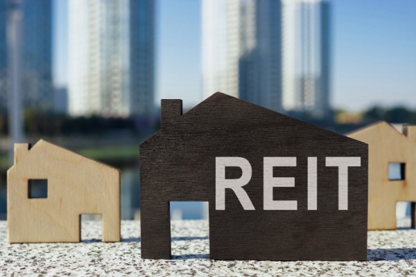 REIT（リート）とは？ 仕組みや現物不動産投資との違いを解説