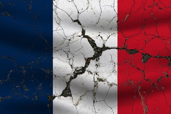 政治・財政不安に沈むフランス、現況は27年大統領選まで継続か