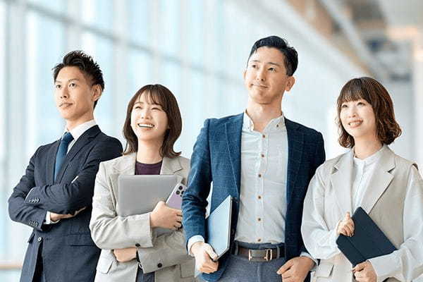 ビジネスマン男女4人のチームワークイメージ