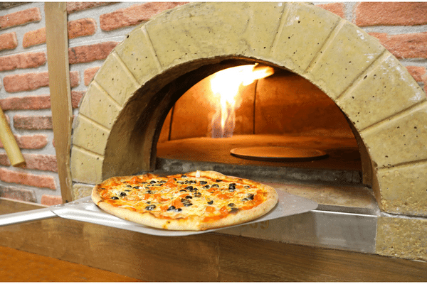 家の窯で自作のピザを焼く楽しみ。窯をDIYする方法を解説
