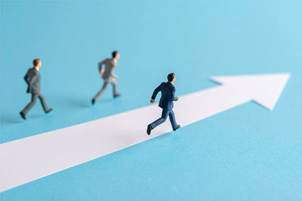 ミニチュアビジネス男性人物 矢印 走る未来目標 上昇上昇 伸びる