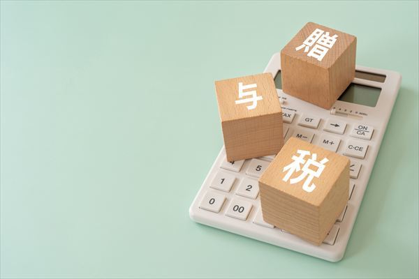贈与税と書かれたブロックと電卓