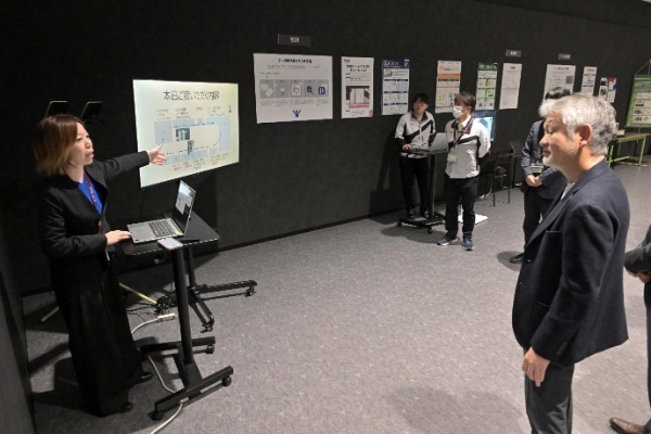 制御盤DXラボラトリの壁面には工程がわかりやすく図解されている