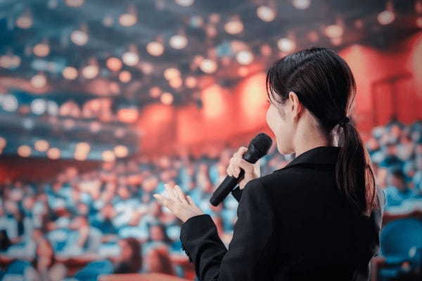 今すぐ！ 思わず！ もう一度！ 人前で話したくなる声と話し方