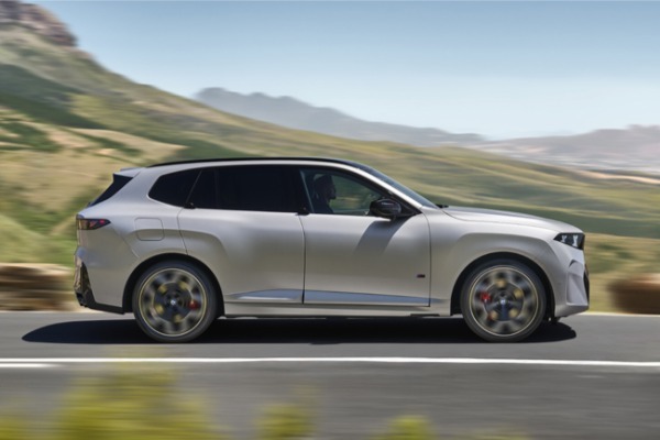 第5世代の新型BMWが本年8月に生産開始。パワートレインには48Vマイルドハイブリッド技術を採用したガソリンおよびディーゼルモデル、プラグインハイブリッドモデル、BEVモデルを設定