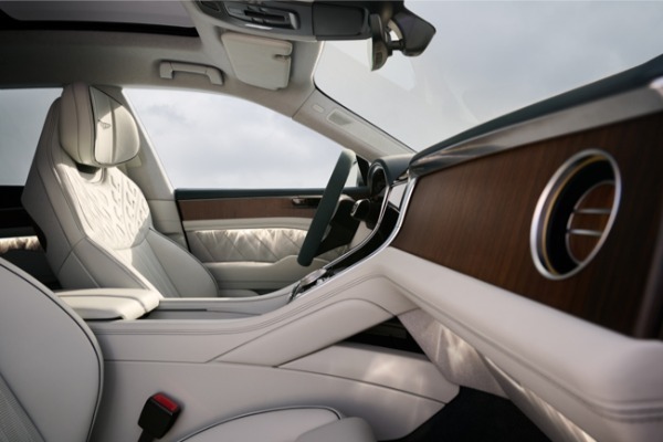 ベントレー初のBEVモデルが「トルカル」の車名を冠して登場。高性能モデルのトルカルSはシステム最高出力653kW（888ps）を発生