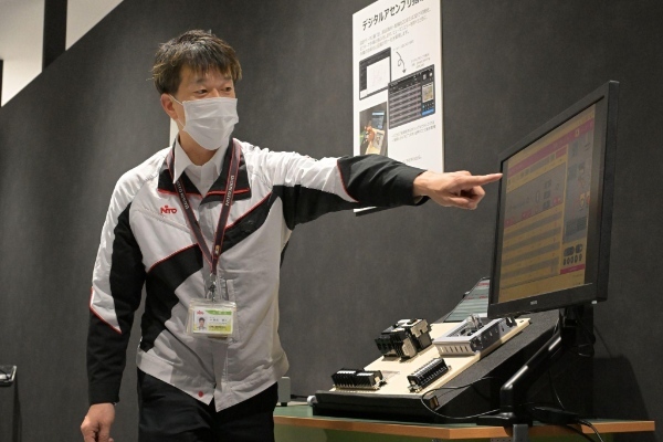 2025年11月にオープンした「制御盤DXラボラトリ」で。解説を聞きながら制御盤の製造工程が見学できる