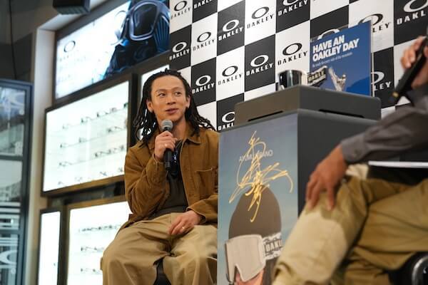 平野歩夢、初のシグネチャーゴーグル発表　オークリー原宿で巨大オブジェ披露の記念イベント開催