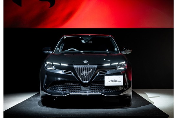【最新モデル試乗】鮮烈イタリアン造形と先進メカニズムの出会い。アルファロメオ・ジュニアはビビッド&スポーティな斬新SUV