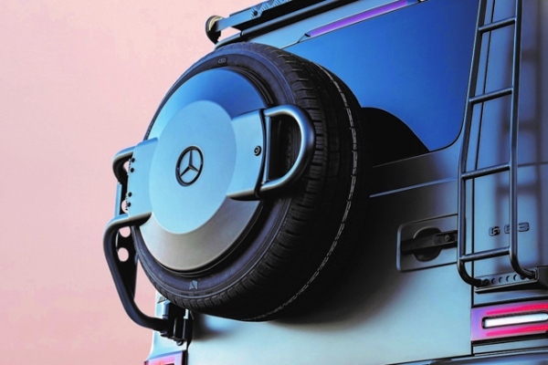 プロフェッショナル仕様のルーフラゲッジとスペアタイヤホルダーを装備したメルセデスAMG G 63の限定モデルが日本上陸