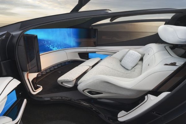 GMが革新的な2名乗り自律走行ラグジュアリーEVのコンセプトカーを披露