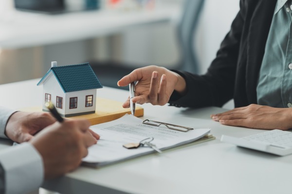 【オーナー必見】評判の悪い不動産管理会社10の特徴｜見分け方と失敗しない「変更」の手順を徹底解説