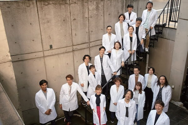 医療ウェアのイメージを刷新したクラシコが東証グロース市場に上場　時価総額は約71億円に