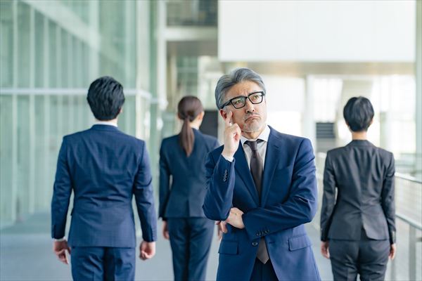 悩むシニア男性ビジネスパーソン