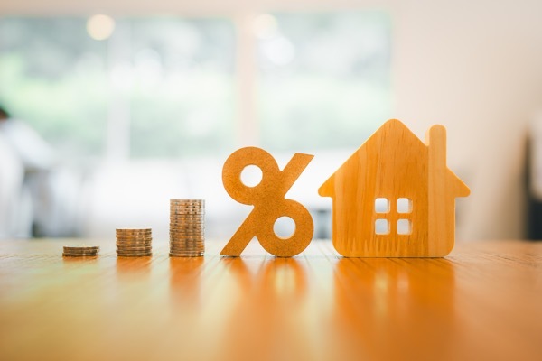 不動産投資ローン金利ランキング【2026年最新】上昇局面で選ぶべき銀行は？0.1%でも低く借りるには「提携ローン」