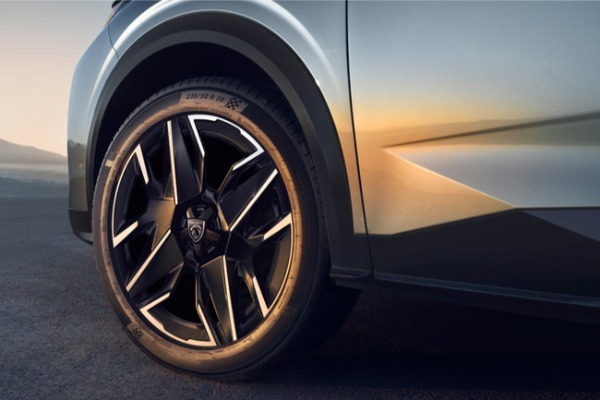 プジョーの3列シート7名乗りSUVの新型5008ハイブリッドが日本デビュー