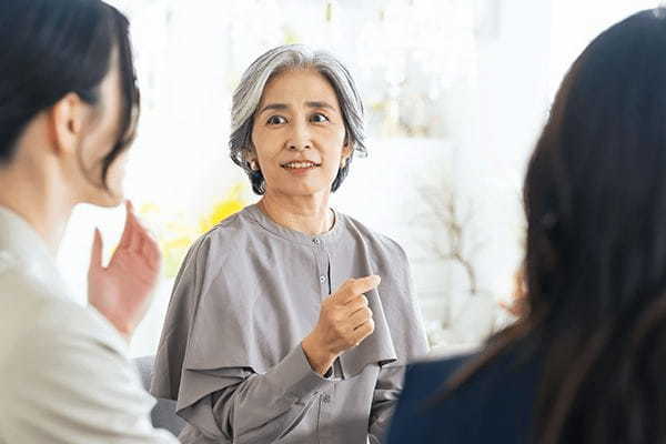 オフィスで会議するシニア女性