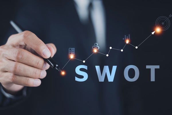 SWOT分析とは? 具体例つきの手順と戦略に落とし込むポイント