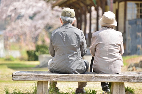 高齢社会白書を分析 ! 経済と暮らし、65歳以上は「心配ない」68.5%