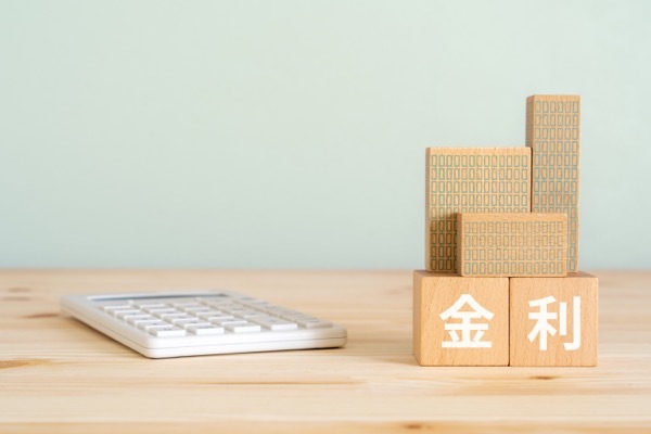 不動産投資ローンの金利相場は?金利を左右する要素や低金利で借りるポイント