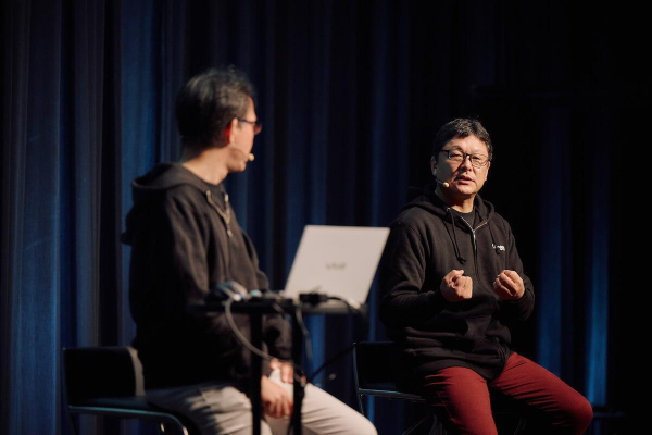 生成AIとdejirenの取り組みの成果について語る黒川氏（旭鉄工）、手前は大畠氏（ウイングアーク１ｓｔ）