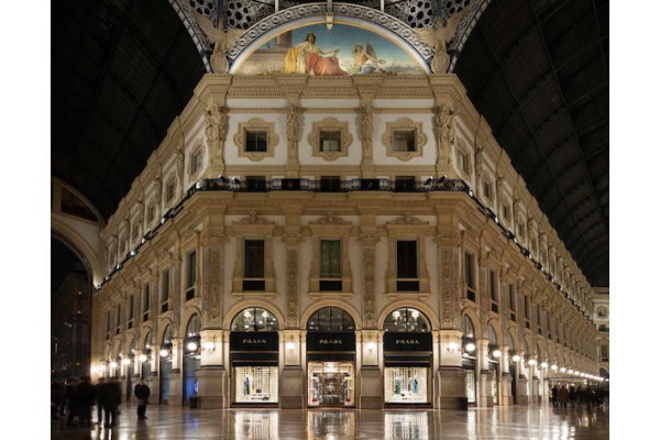 プラダ・グループの日本での売上が1100億円超えも成長鈍化、「ヴェルサーチェ」営業赤字で株価は5.76％と急落