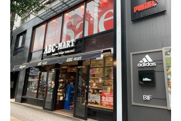 1500店舗体制のABCマートの３〜５月はスポーツシューズが好調で131億円の最終利益