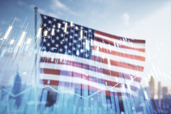 米国の旗とスカイラインの背景、金融および取引の概念